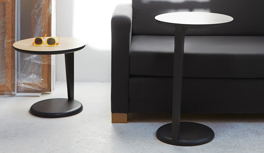 The Fin table’s eccen­tric pedestal was inspired by the stabilizing fin of a surfboard. 