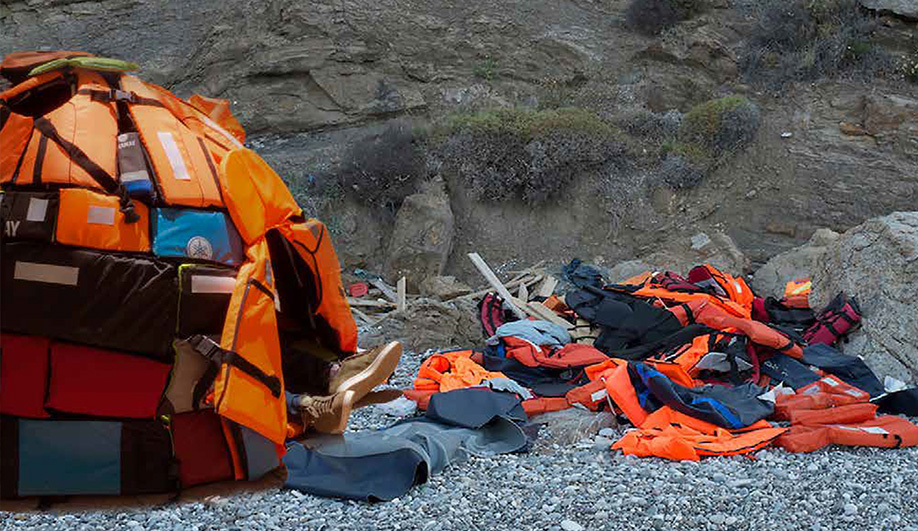 Azure-An-Emergency-Shelter-Made-From-Lifejackets-07