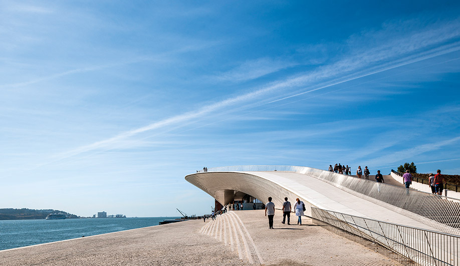 An expansive boulevard along the Tagus River leads to the MAAT’s crescent-shaped entrance. Levete’s design allows people to walk in, through and on top of the building.