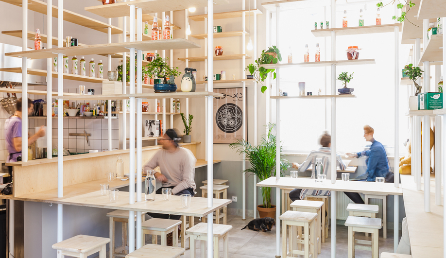 Warsaw’s Vegan Ramen Shop is an Architect’s Vision of a Bamboo Forest