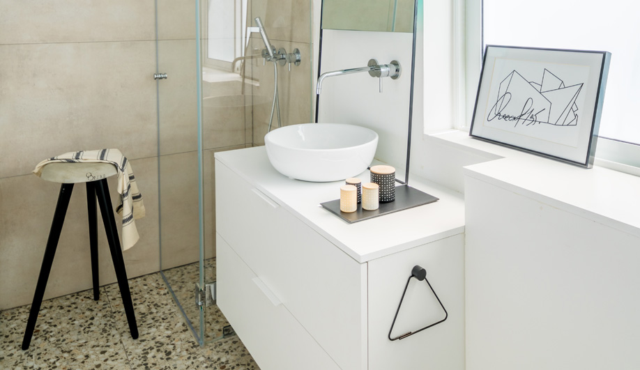 This Smartly Designed Bathroom is Tiny – and Temporary