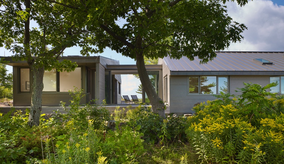 Contemporary Canadian Cottages: House on the Archipelago (Superkül)