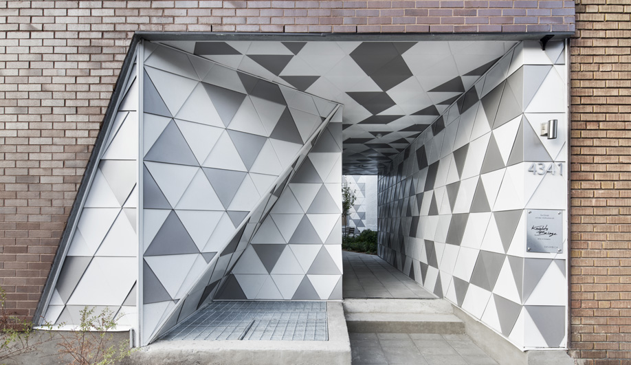 The tiled entrance to ADHOC architectes' La Geode
