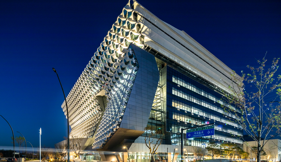 In Seoul, Morphosis Unveils a Futuristic Building Inspired by High-Tech Fabric