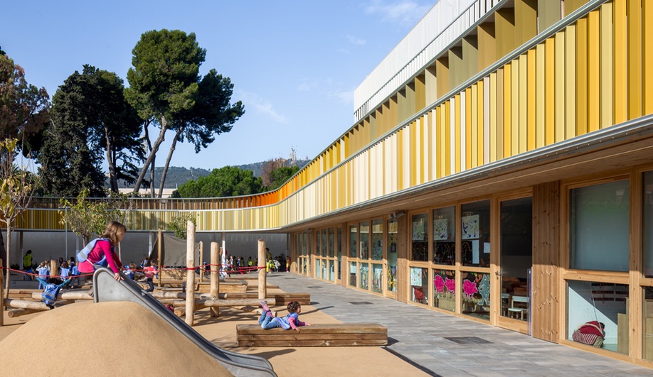 The courtyard at Barcelona French School Lycée Français Maternelle b720 Fermín Vázquez Arquitectos
