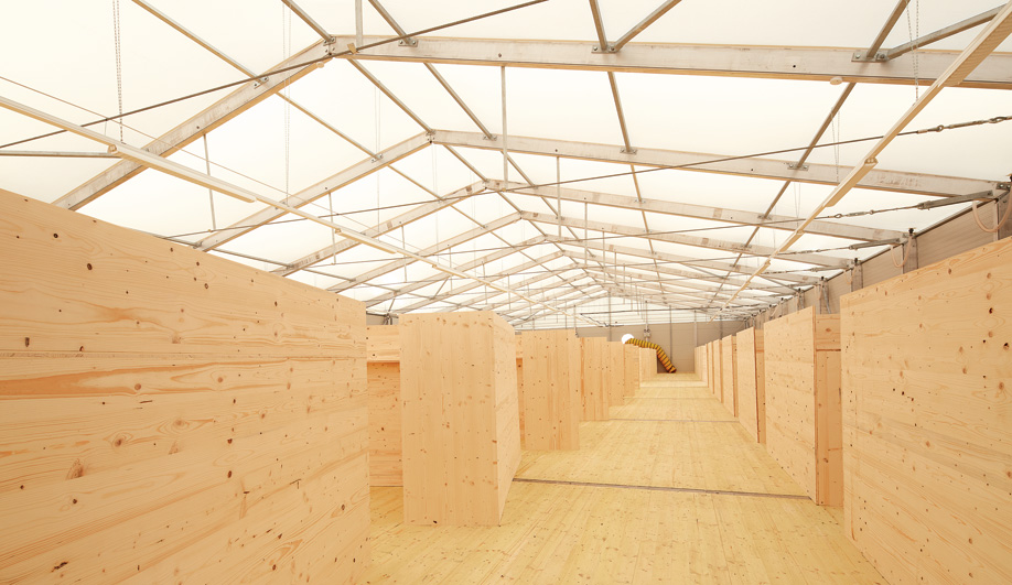 German refugee housing: Wood halls in Munich