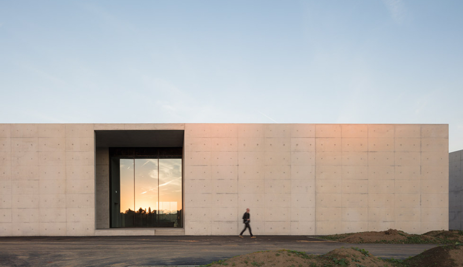 KAAN Architecten's modernist Crematorium Siesegem at dusk