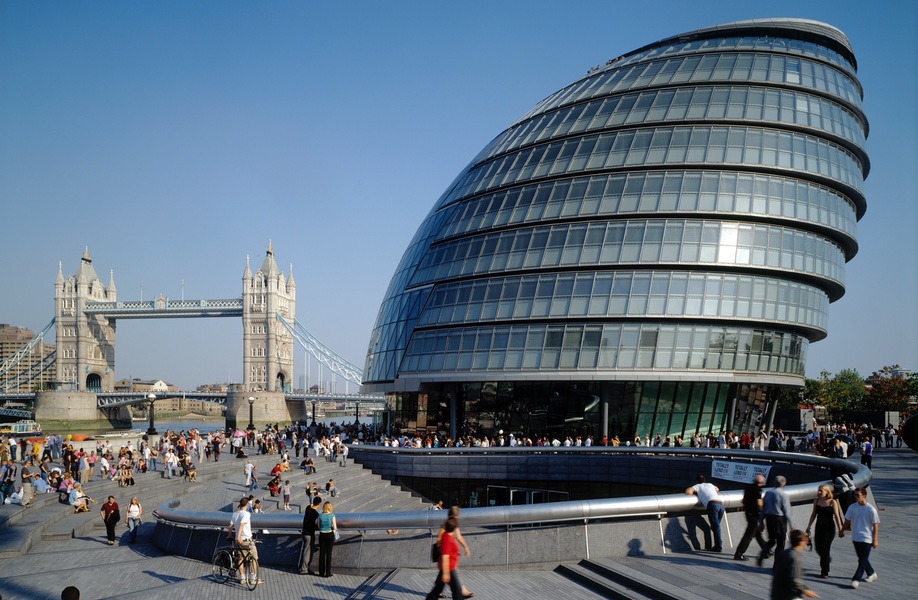 Completed in 2002, London City Hall by Foster + Partners exemplifies form determined by environmental conditions. 